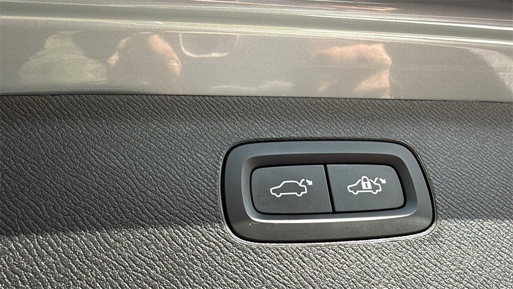 Certified 2024 Volvo XC90 T8 Ultimate w/ Protection Package image 30