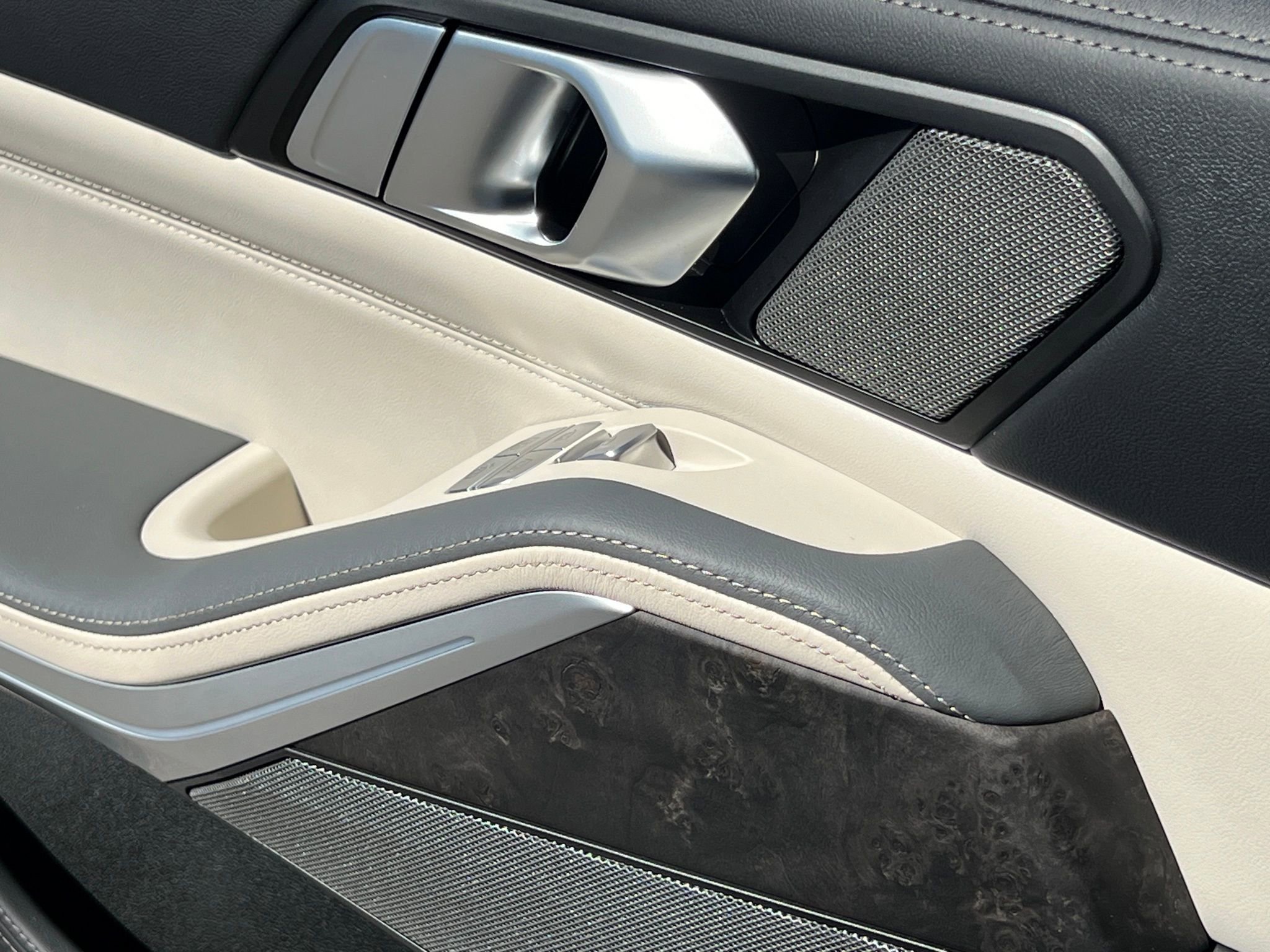 Used 2024 BMW X7 xDrive40i w/ Executive Package image 43