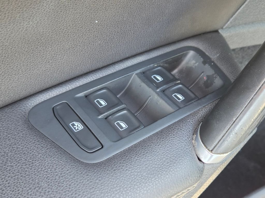 Used 2015 Volkswagen Golf S FWD image 23