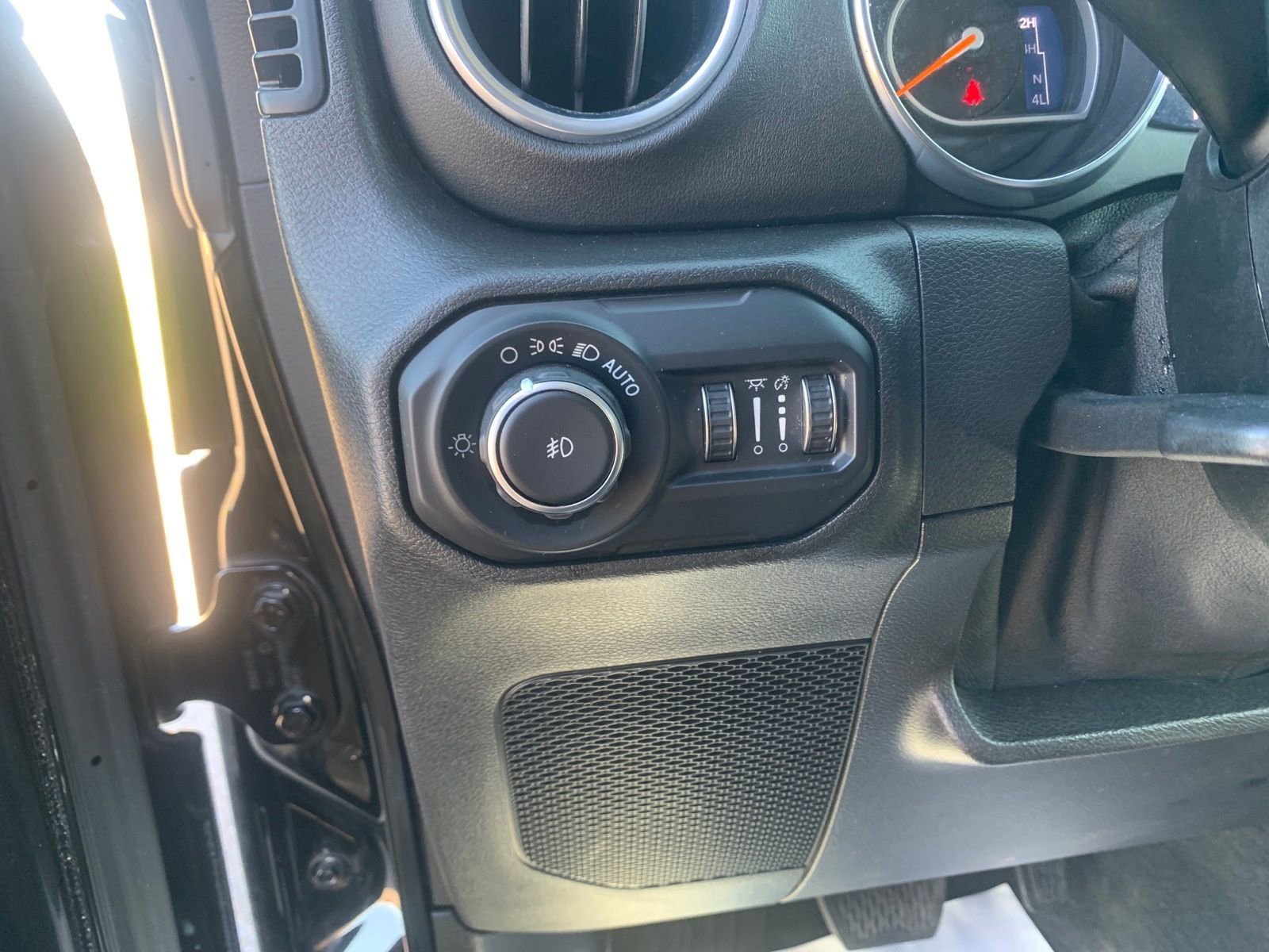 Used 2018 Jeep Wrangler Unlimited Sahara w/ Safety Group image 14