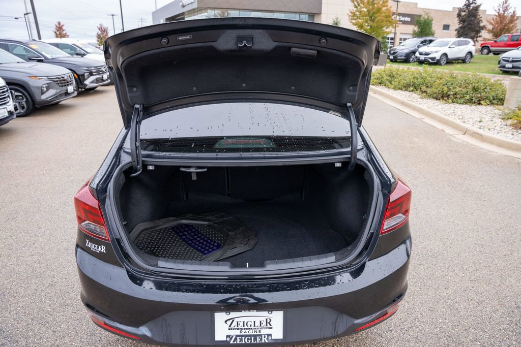 Used 2020 Hyundai Elantra SE w/ Winter Weather Package image 10