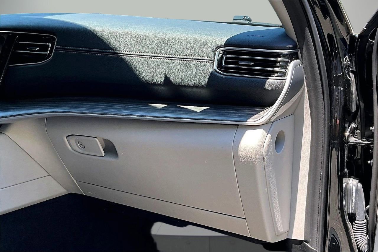 Used 2024 Jeep Wagoneer L Series II w/ Flexible Seating Group RWD image 20