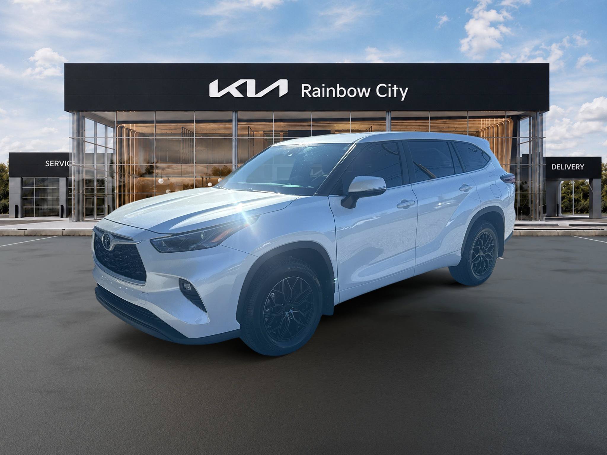 Used 2024 Toyota Highlander LE FWD image 1
