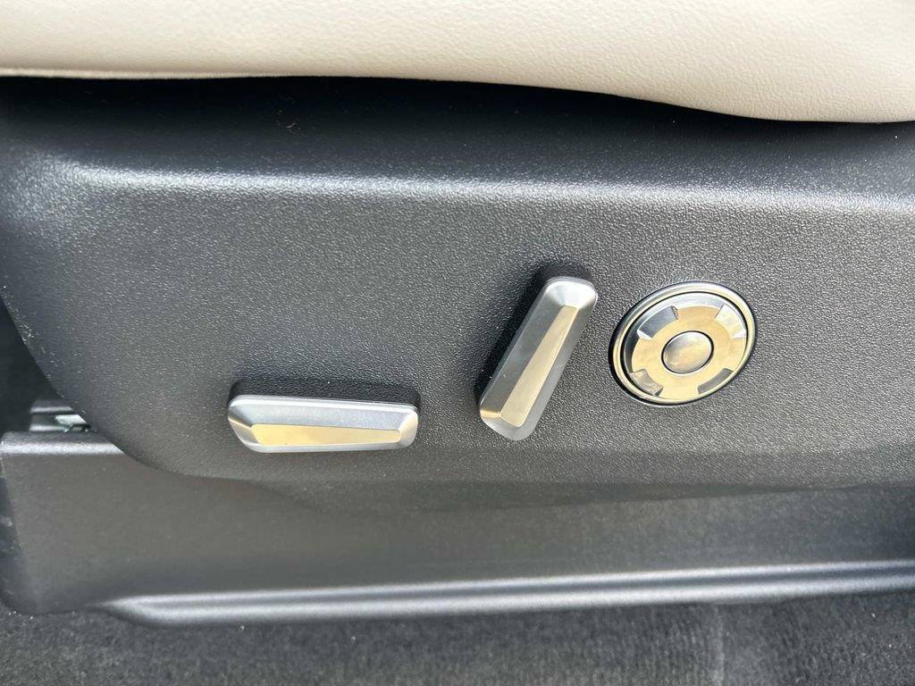 New 2026 Lincoln Navigator L Premier AWD/4WD image 14