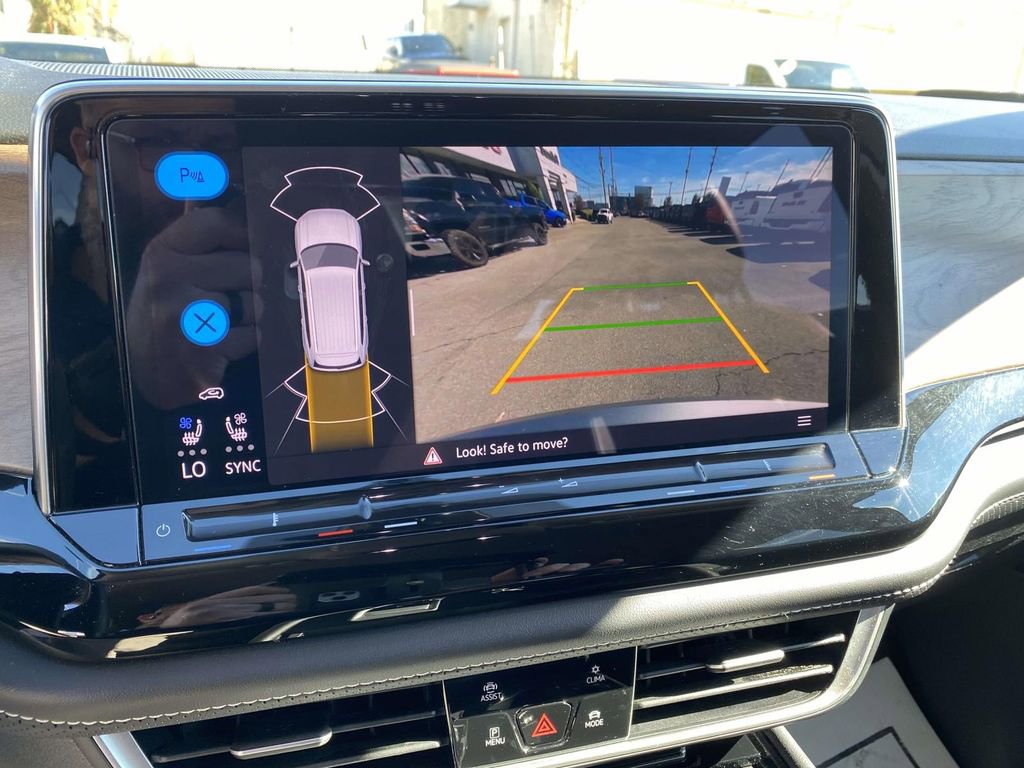 Used 2024 Volkswagen Atlas SE image 16