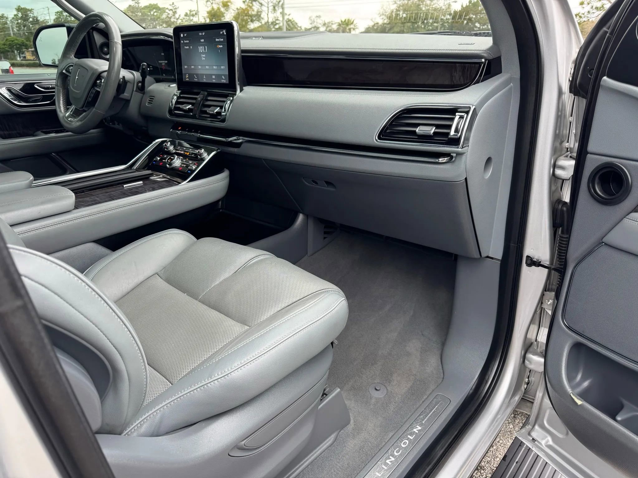 Used 2018 Lincoln Navigator Select w/ Technology Package AWD/4WD image 10