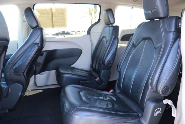 Used 2022 Chrysler Pacifica Touring-L image 12