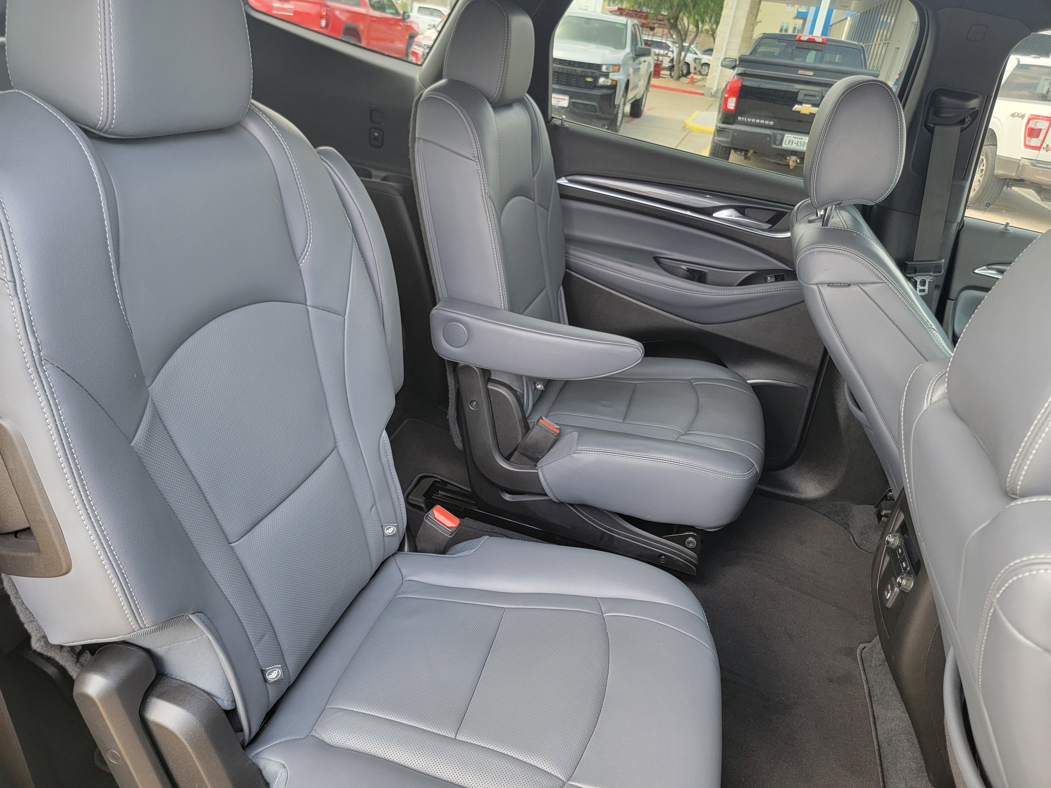 Used 2023 Buick Enclave Essence image 12