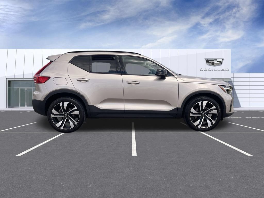 Used 2023 Volvo XC40 B5 Plus w/ Driver Assist Package AWD/4WD image 9