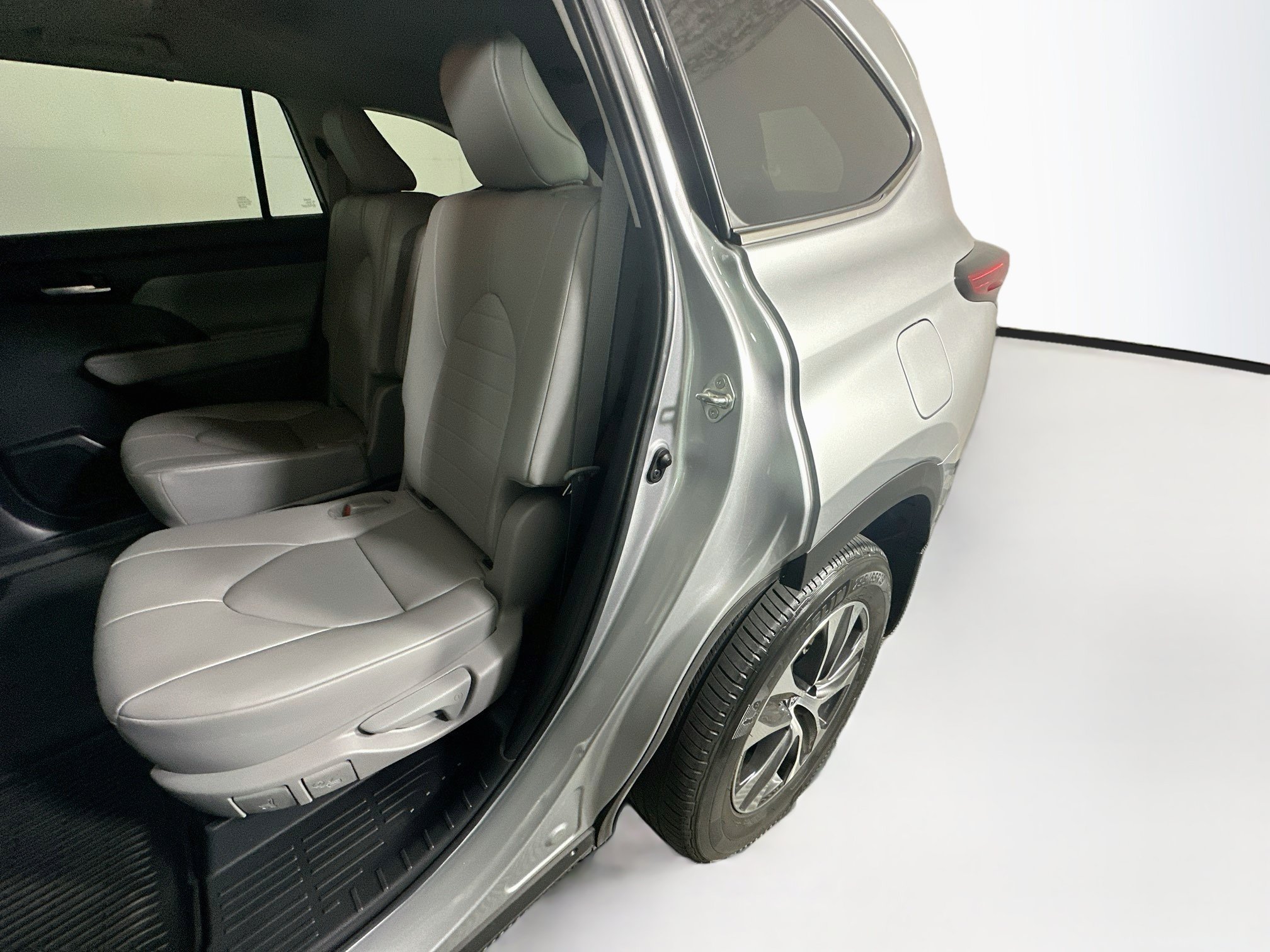 Used 2023 Toyota Highlander XLE FWD image 26