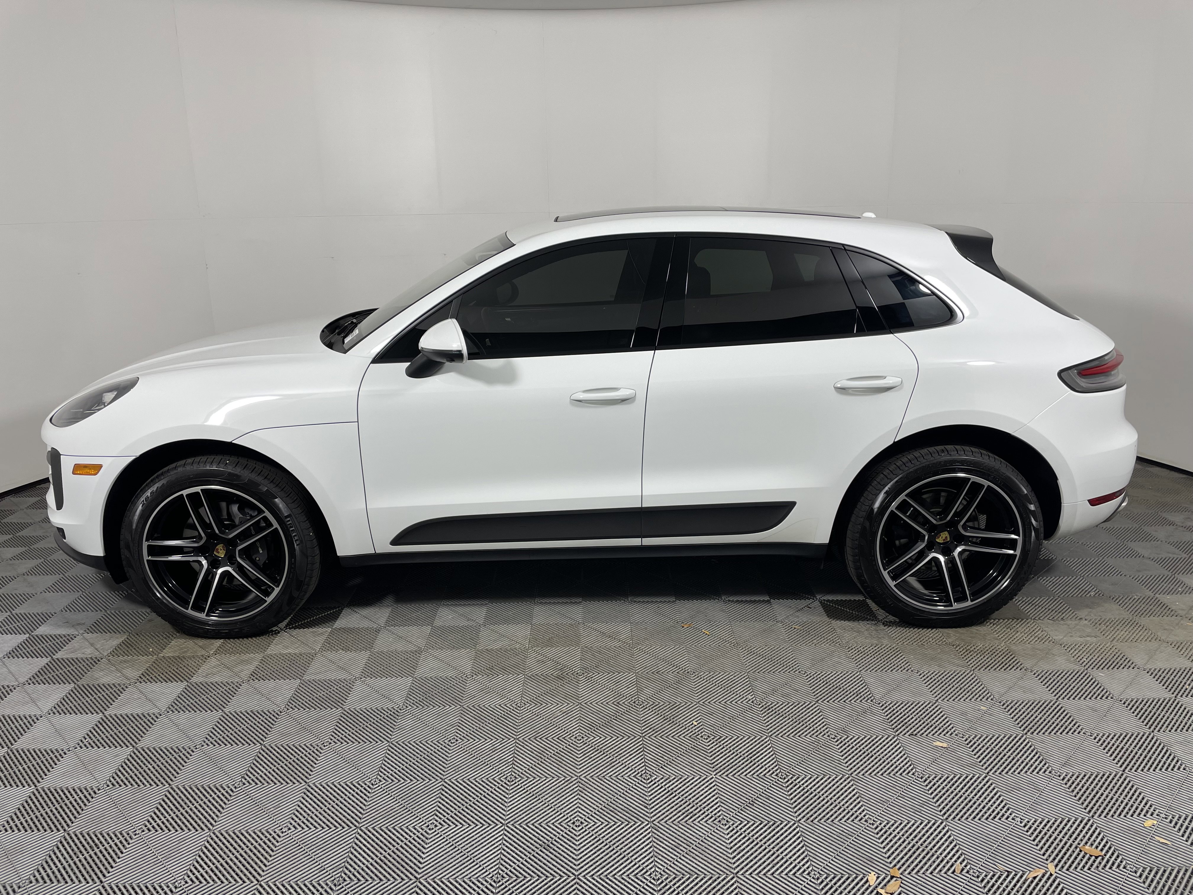 Certified 2021 Porsche Macan image 2