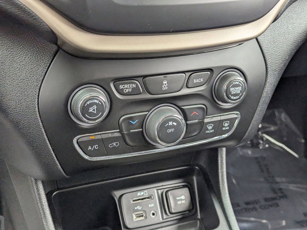 Used 2016 Jeep Cherokee Latitude FWD image 25