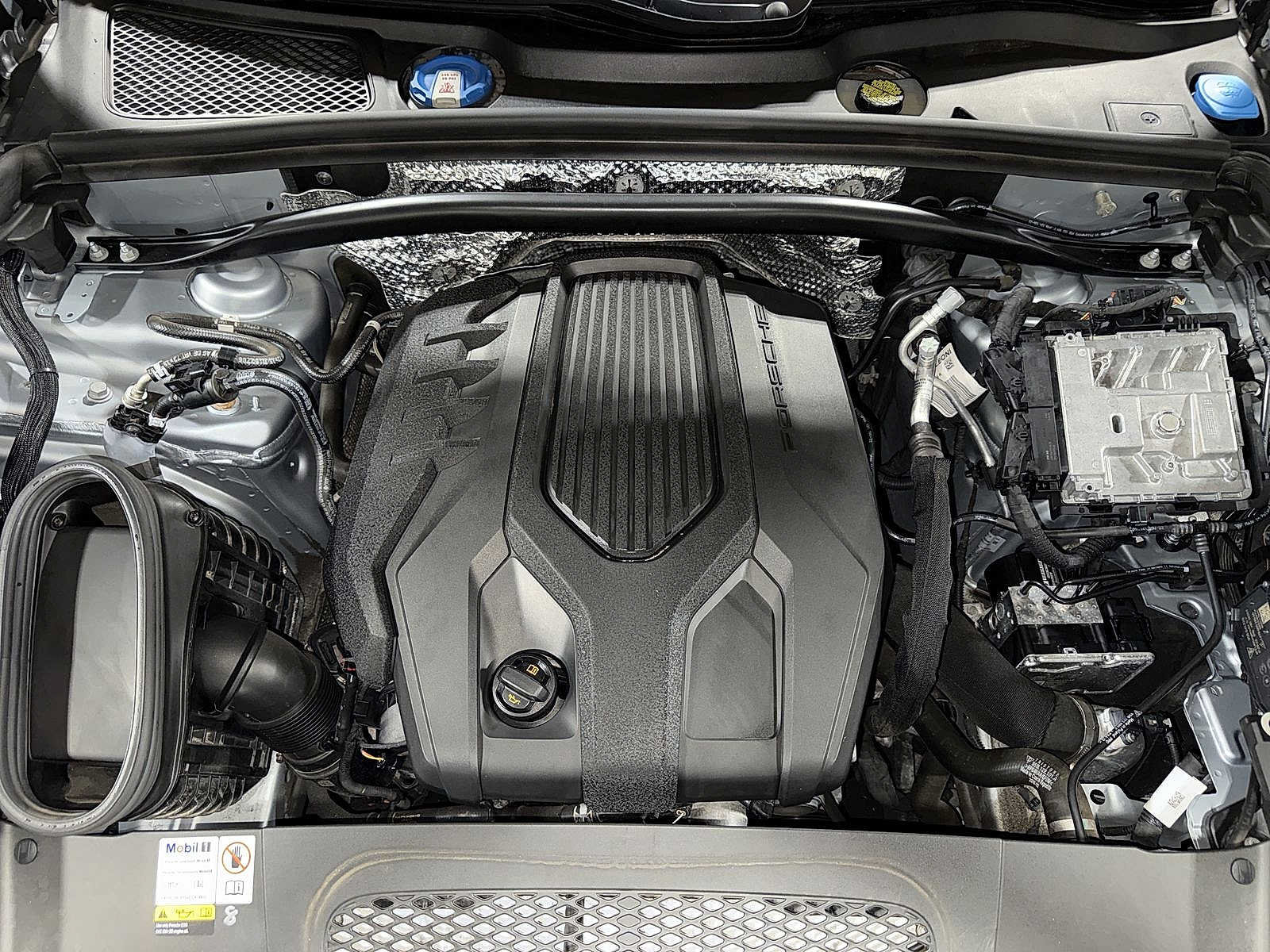 Used 2023 Porsche Macan Turbo AWD/4WD image 12