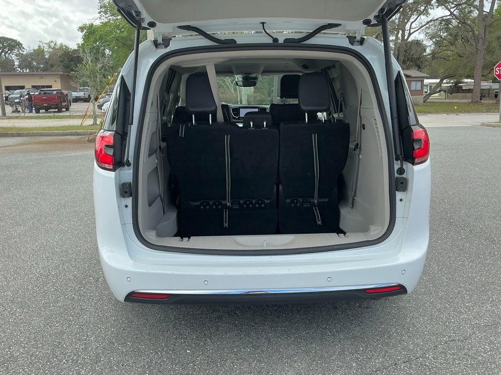 Used 2023 Chrysler Pacifica Touring-L image 17