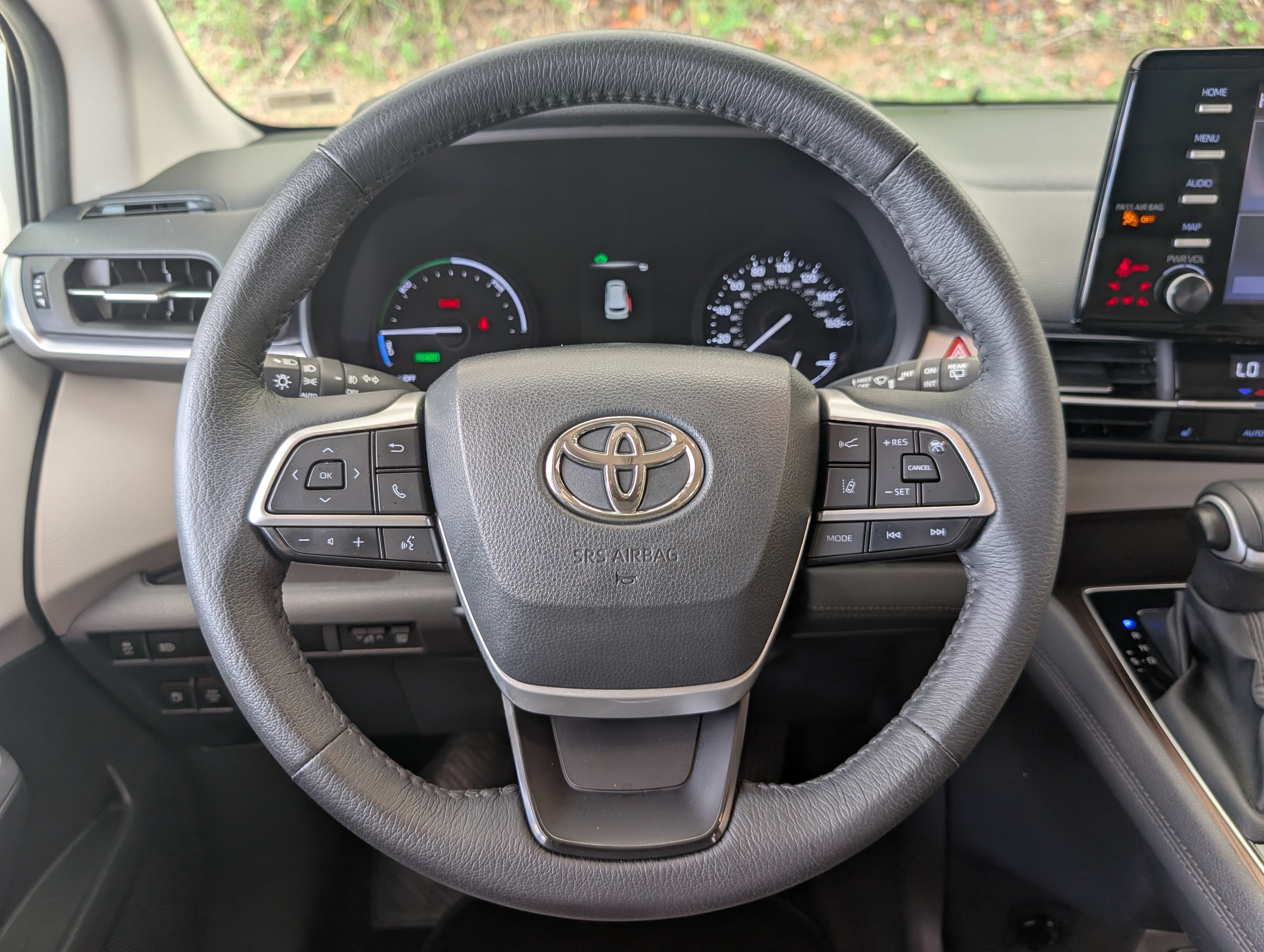 Used 2023 Toyota Sienna XLE FWD image 25