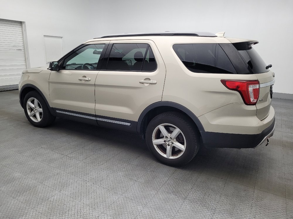 Used 2017 Ford Explorer XLT image 3