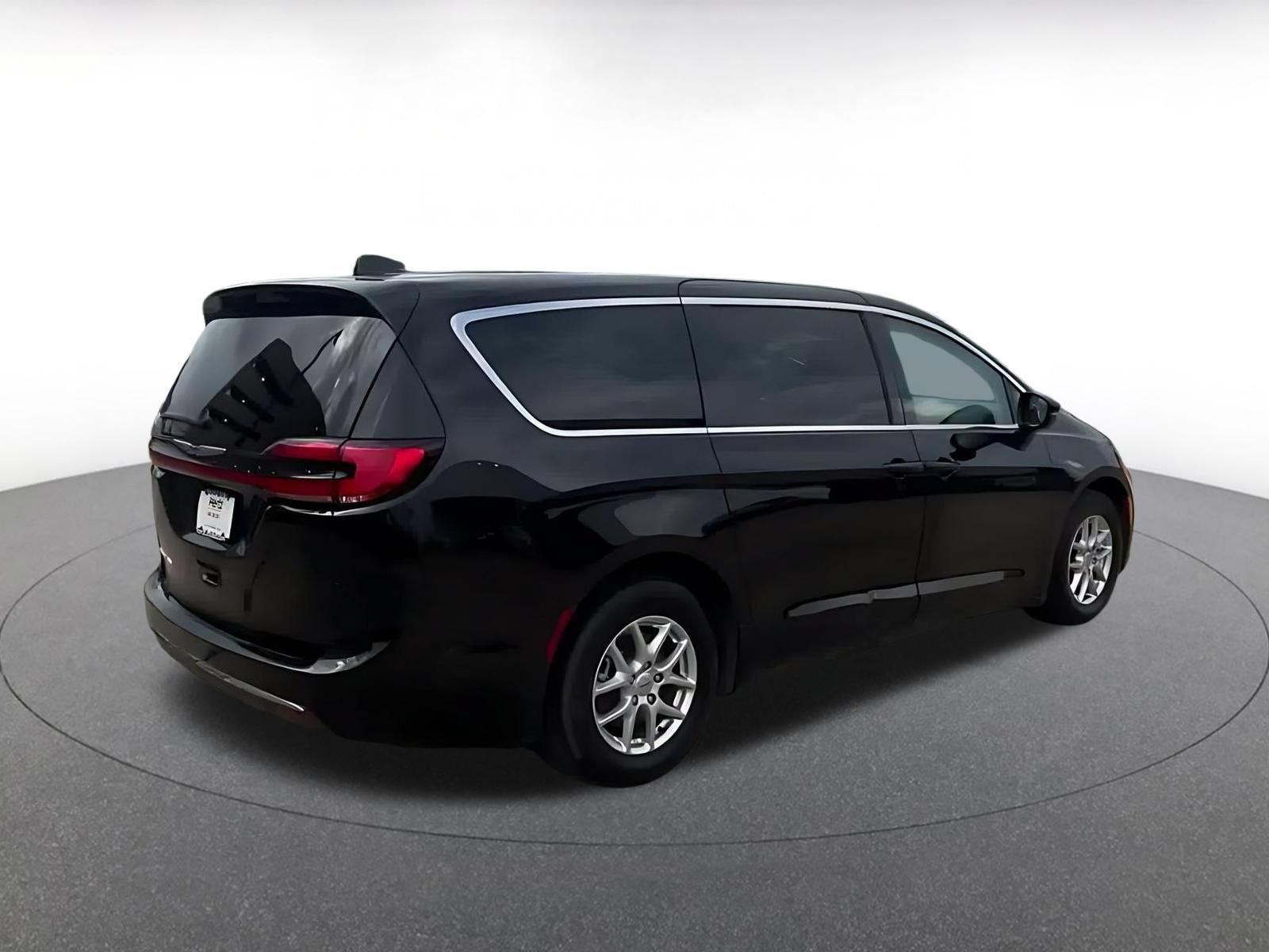 Used 2024 Chrysler Pacifica Touring-L FWD image 13
