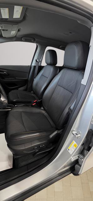 Used 2022 Chevrolet Trax LT w/ LT Convenience Package image 14