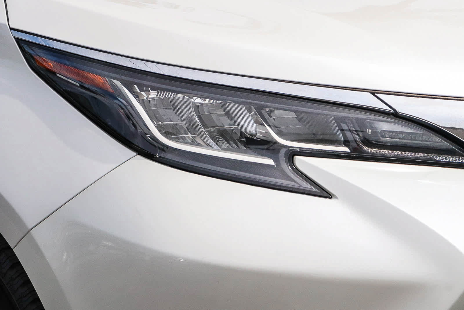 Used 2021 Toyota Sienna XLE w/ XLE Plus Package FWD image 4
