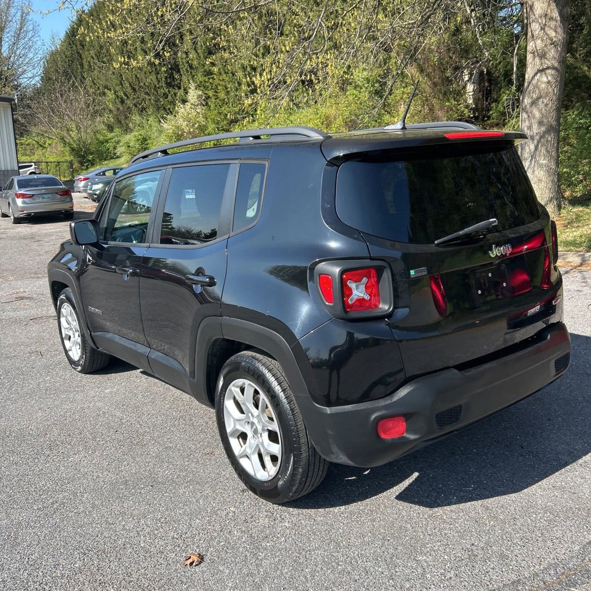 Used 2017 Jeep Renegade Latitude FWD image 2