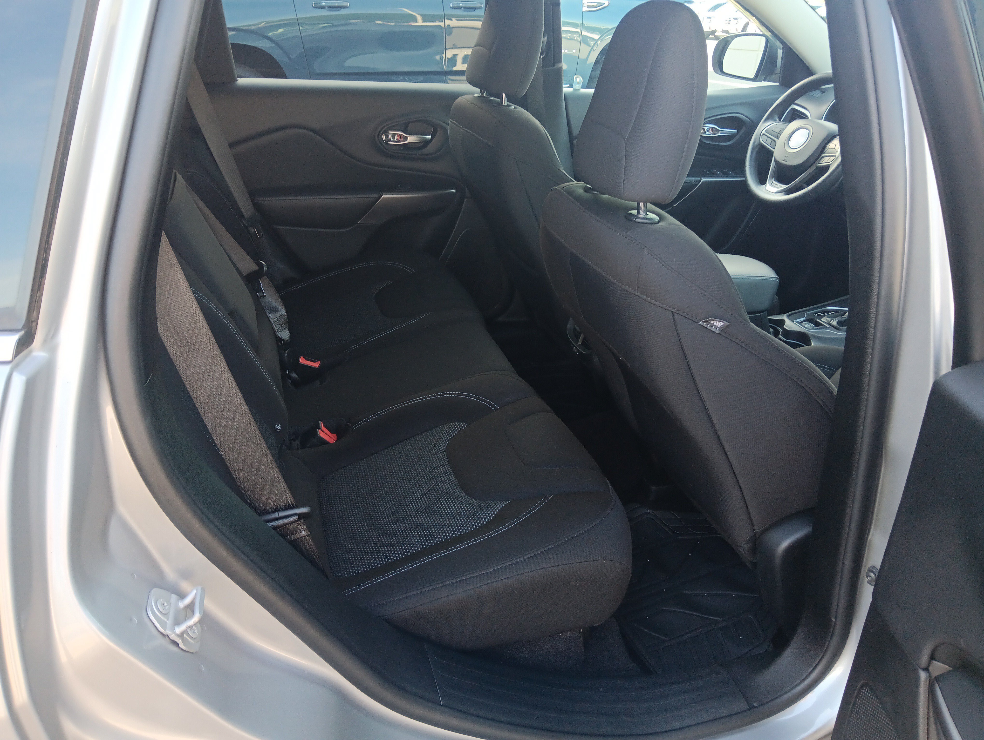 Used 2019 Jeep Cherokee Latitude w/ Popular Appearance Group AWD/4WD image 18