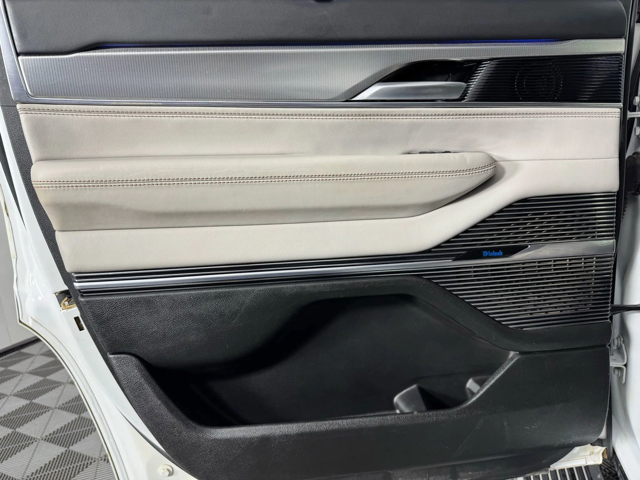 Used 2023 Jeep Grand Wagoneer 4WD w/ Flexible Seating Group image 45