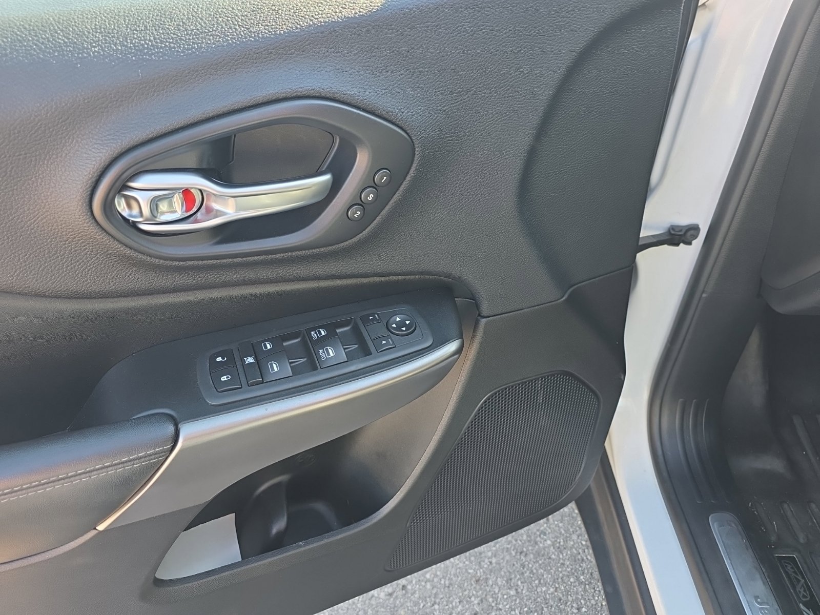 Used 2019 Jeep Cherokee Limited FWD image 13
