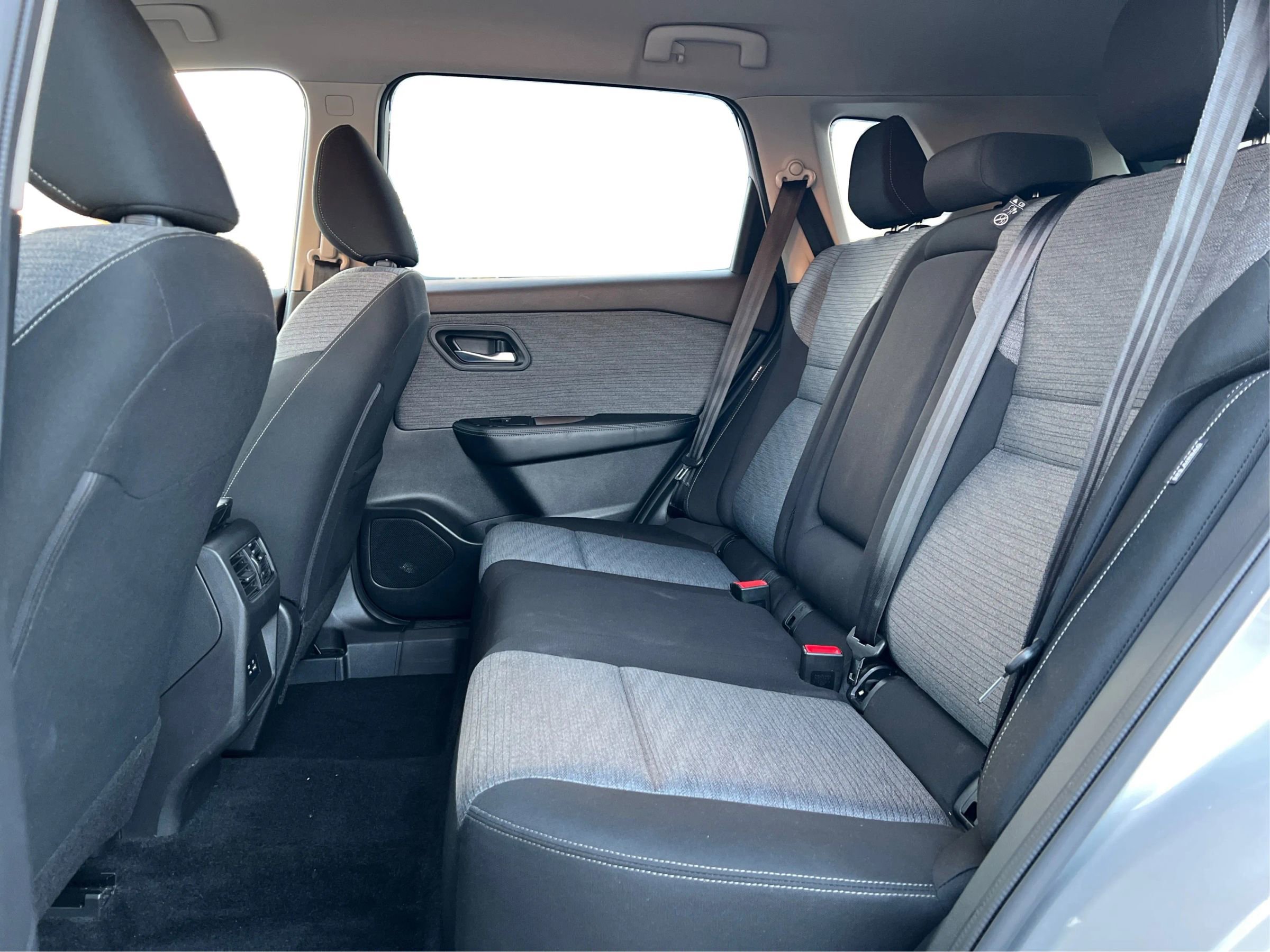 Used 2023 Nissan Rogue SV image 10