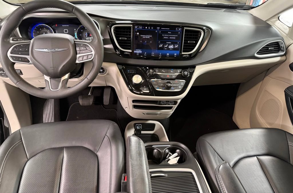 Used 2024 Chrysler Pacifica Touring-L FWD image 2