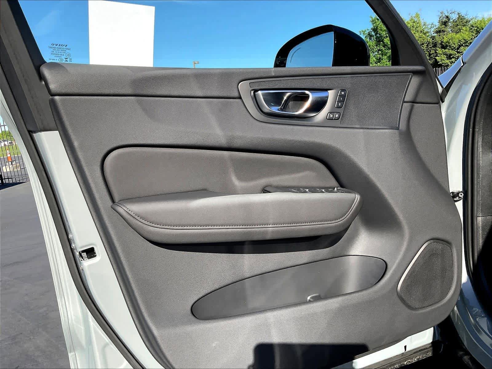 New 2026 Volvo XC60 B5 Core AWD/4WD image 24
