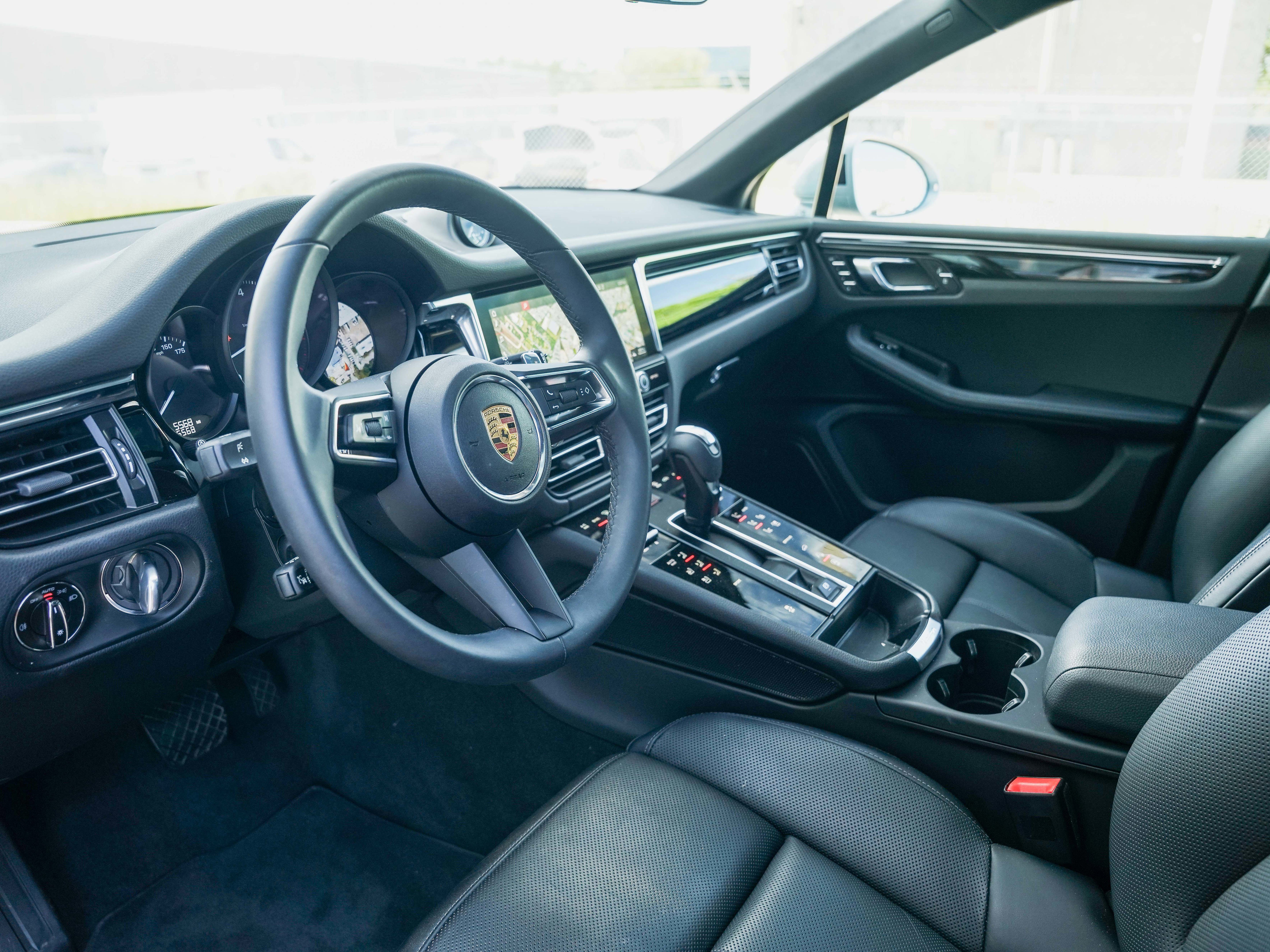 Certified 2025 Porsche Macan image 4