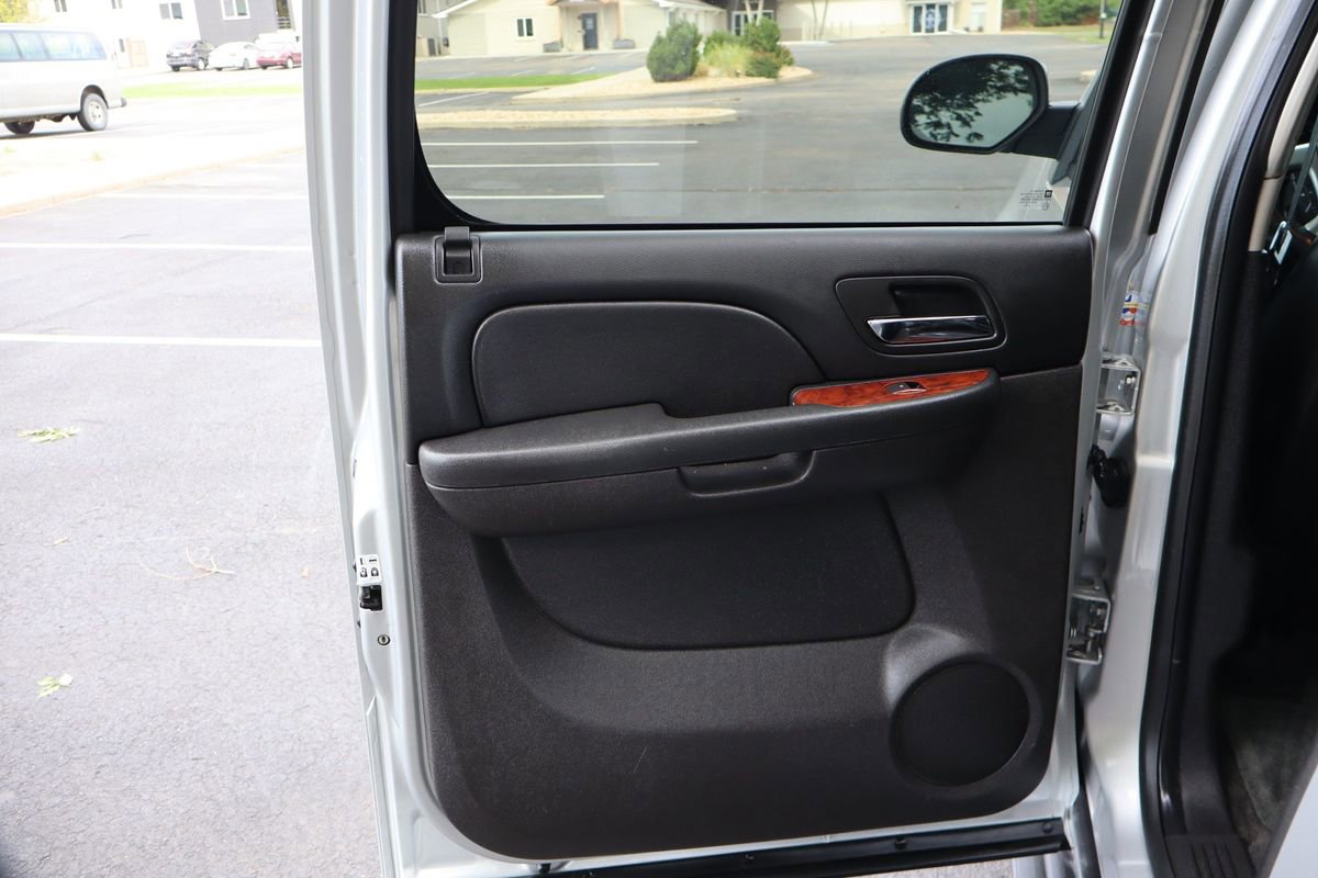 Used 2014 Chevrolet Suburban LT w/ Luxury Package AWD/4WD image 26