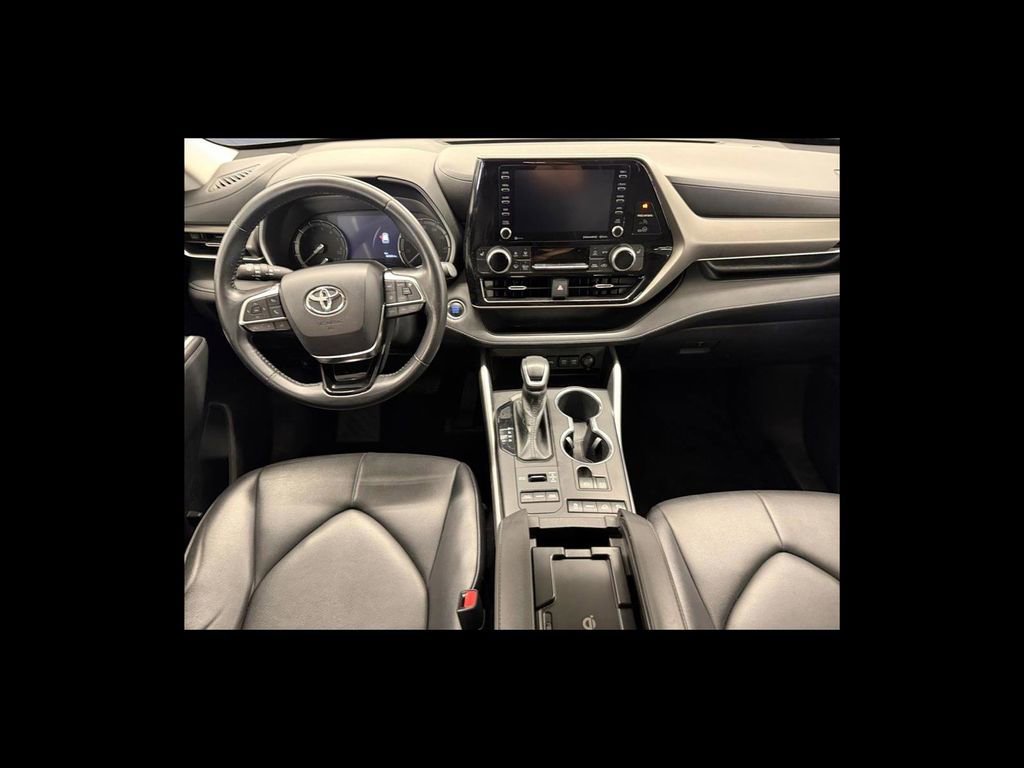 Used 2021 Toyota Highlander XLE AWD/4WD image 13