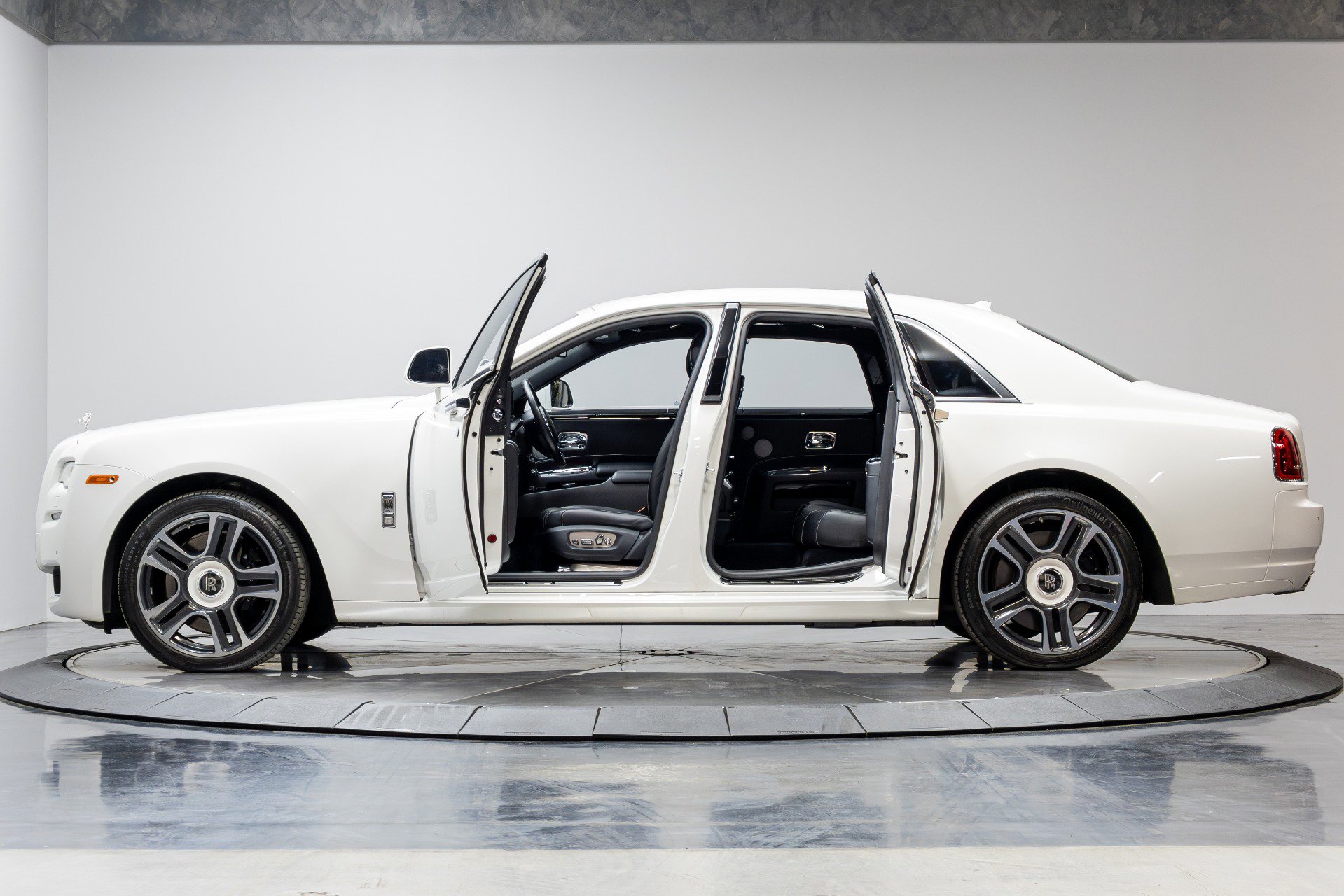 Used 2016 Rolls-Royce Ghost image 51