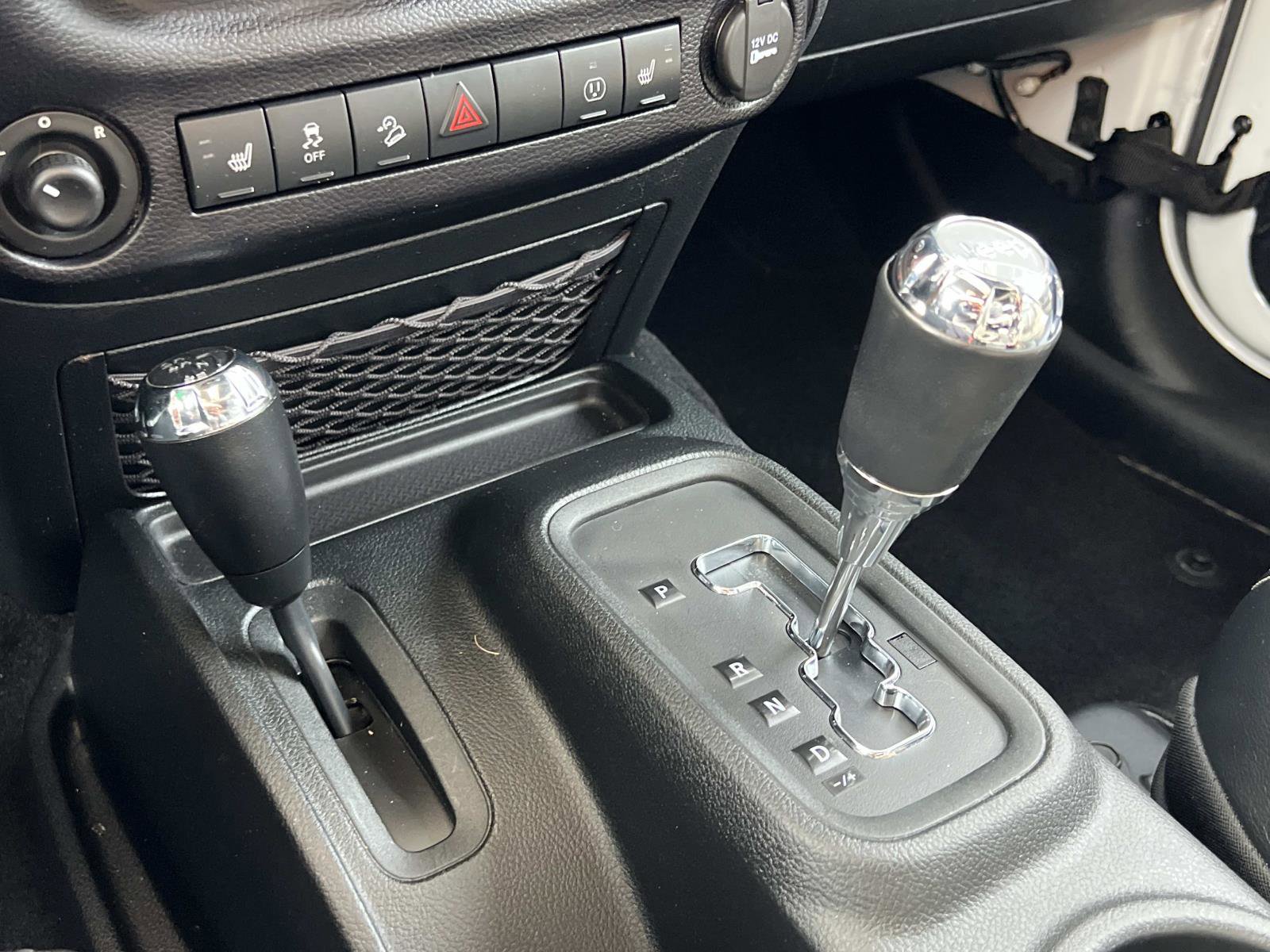 Used 2016 Jeep Wrangler Unlimited Rubicon w/ Connectivity Group image 18