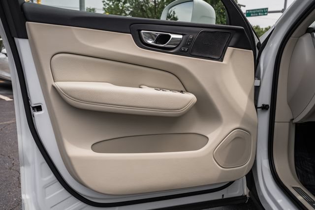 Used 2019 Volvo XC60 T5 Momentum w/ Multimedia Package AWD/4WD image 31
