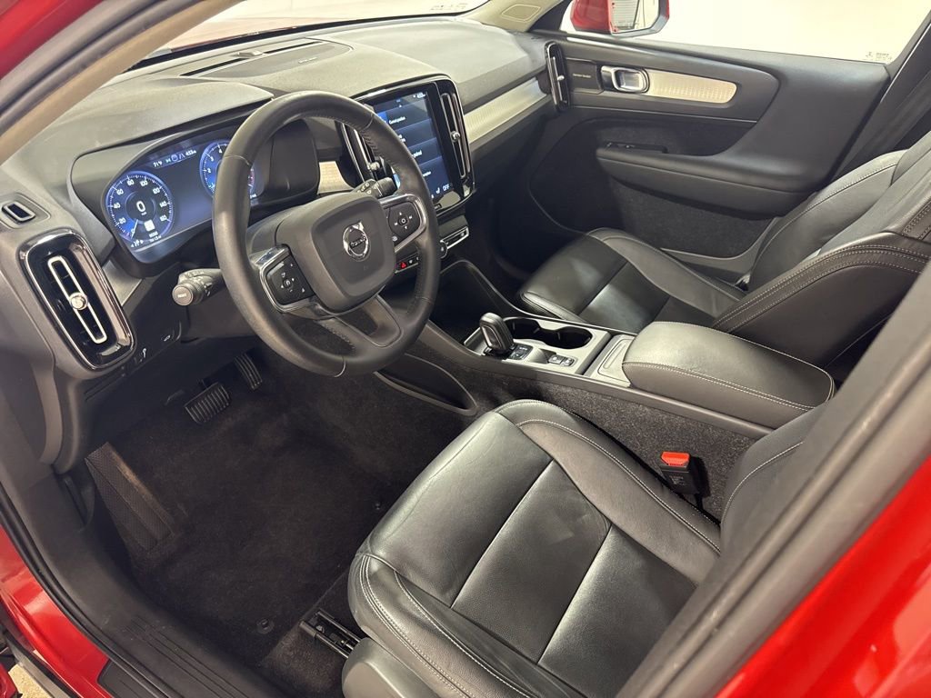 Used 2019 Volvo XC40 T5 Momentum image 17