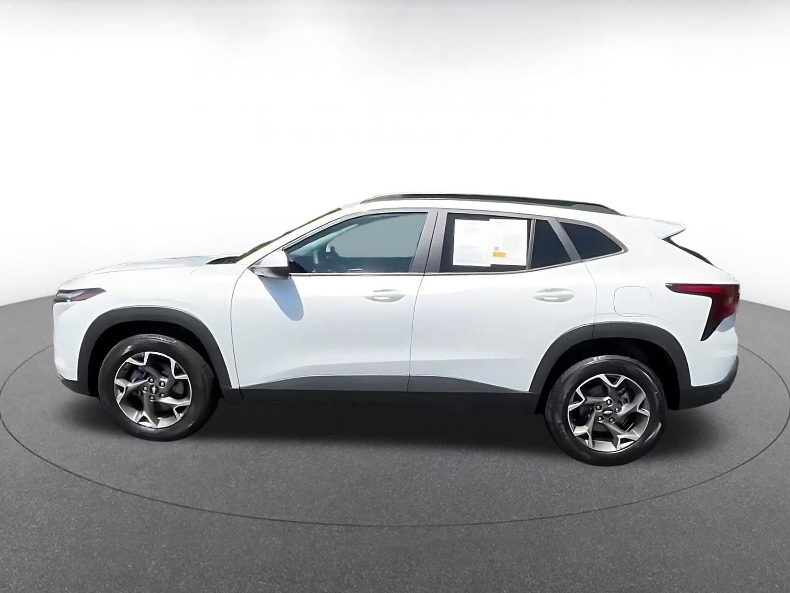 Used 2025 Chevrolet Trax LT FWD image 9