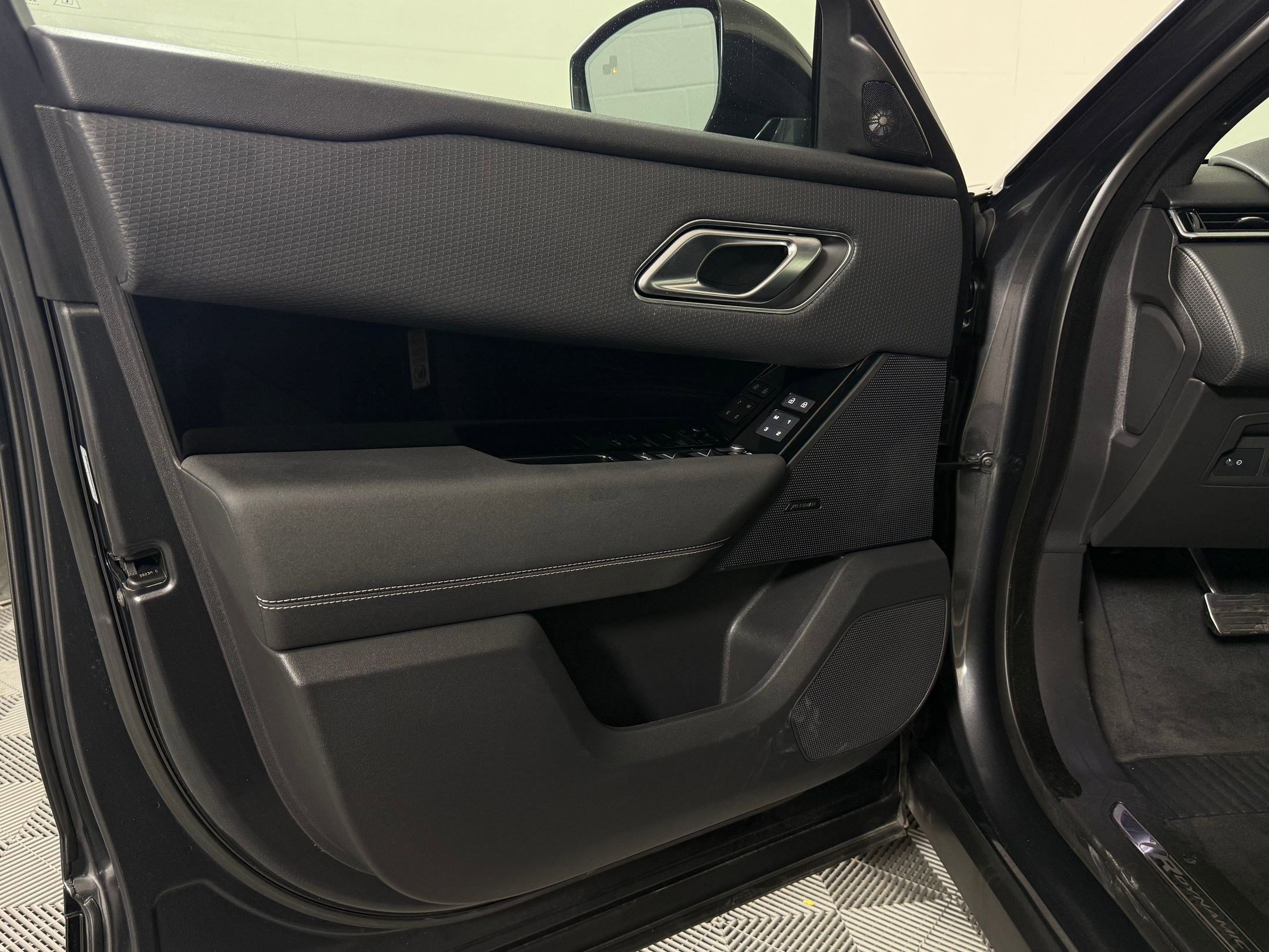 Used 2023 Land Rover Range Rover Velar R-Dynamic S image 21