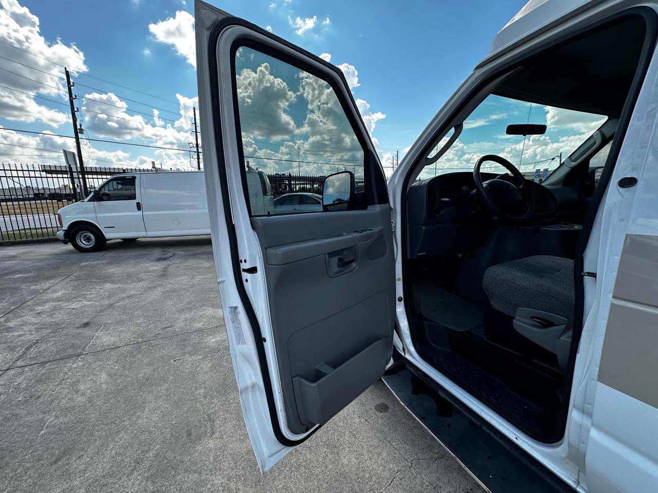 Used 2004 Ford E-250 and Econoline 250 Extended RWD image 15