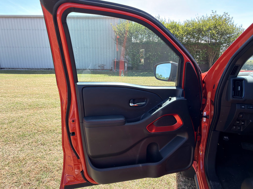 Used 2025 Nissan Frontier PRO-4X w/ Pro Convenience Package AWD/4WD image 9