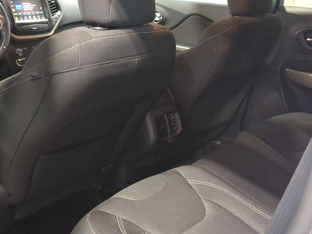 Used 2017 Jeep Cherokee Latitude w/ Comfort/Convenience Group AWD/4WD image 22