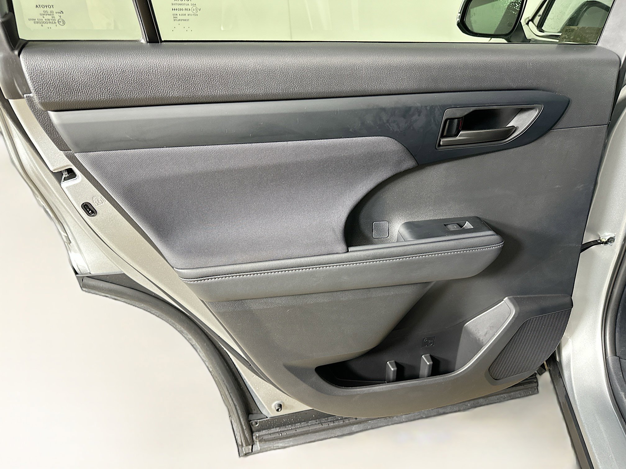 Used 2025 Toyota Highlander LE FWD image 26