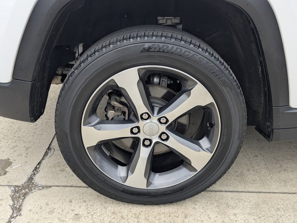 Used 2023 Jeep Grand Cherokee Limited image 19