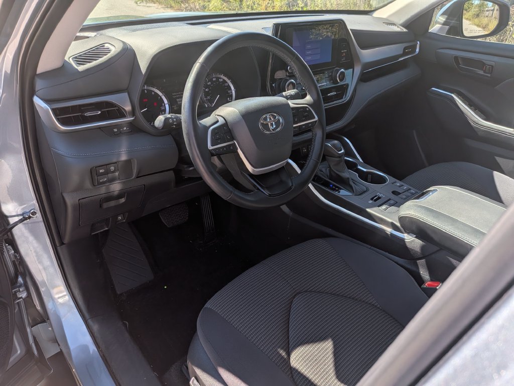 Used 2024 Toyota Highlander LE AWD/4WD image 13