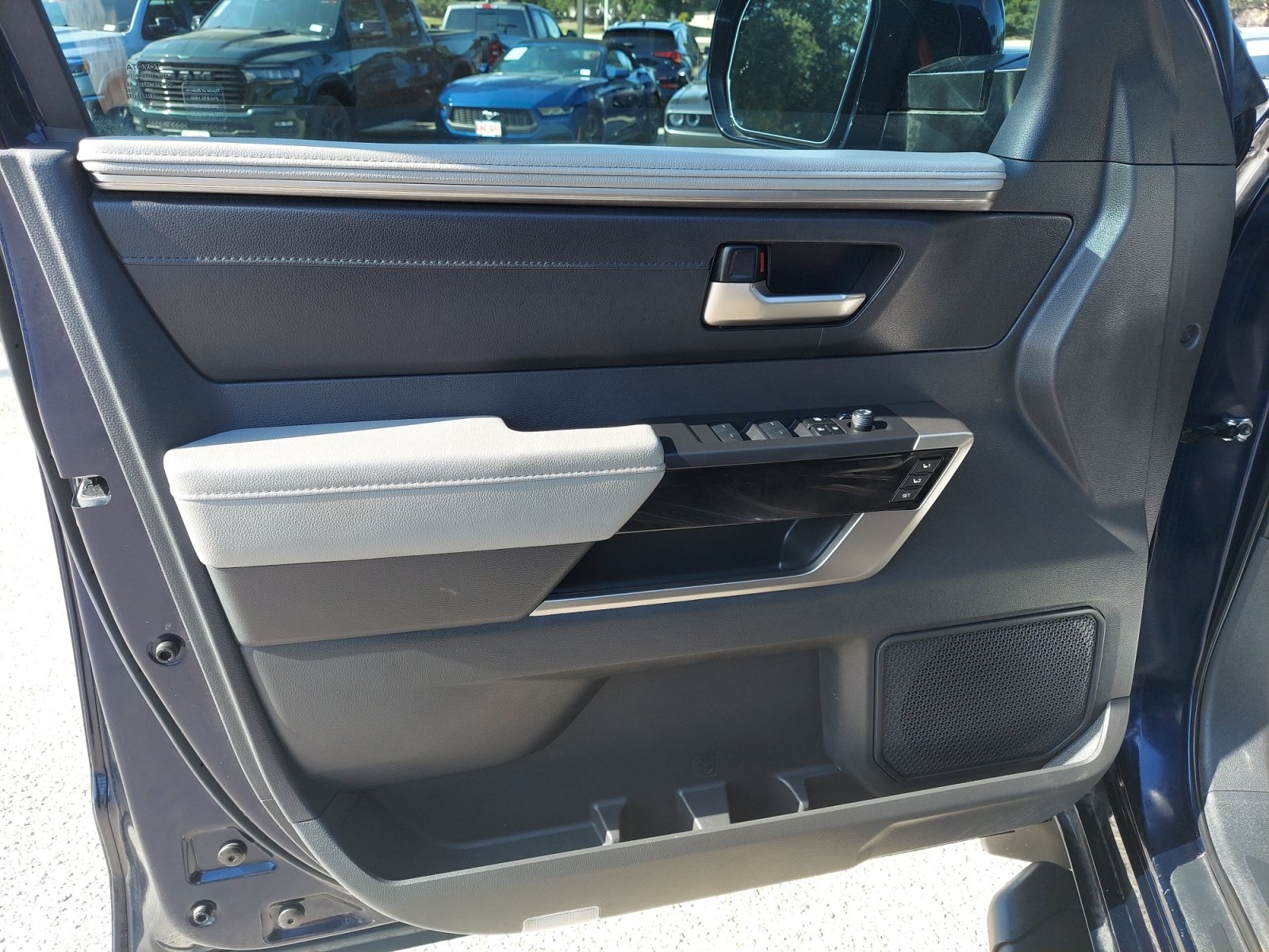 Used 2024 Toyota Tundra Limited AWD/4WD image 28
