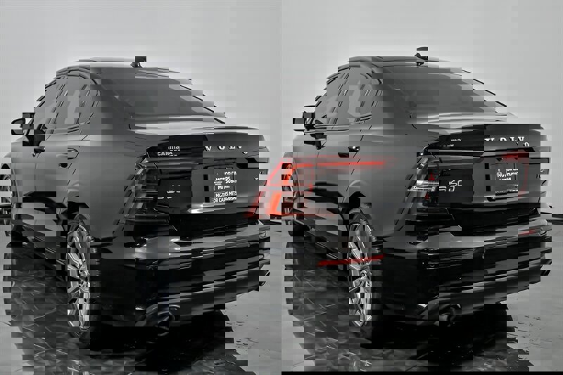 Used 2021 Volvo S60 T6 Momentum w/ Premium Package image 8