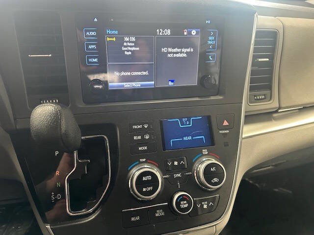 Used 2015 Toyota Sienna LE image 19