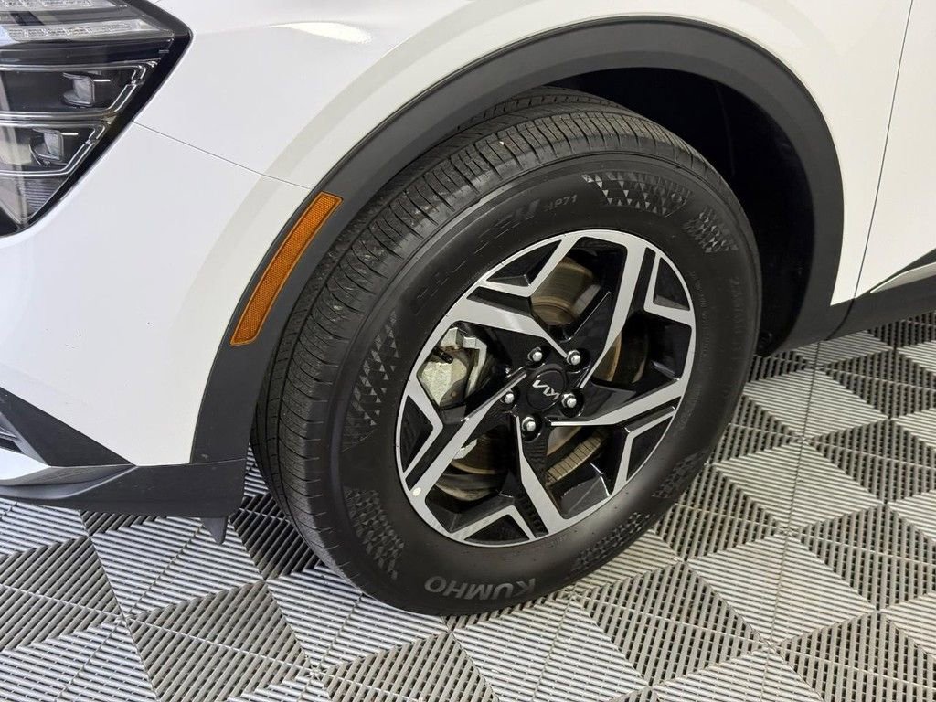 Used 2025 Kia Sportage LX image 11