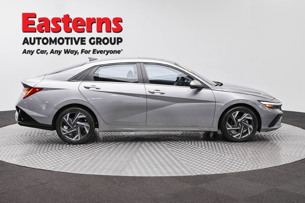 Used 2025 Hyundai Elantra SEL FWD image 5